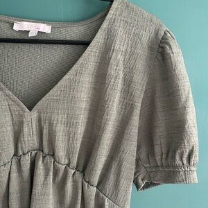 Francesca’s Short Sleeve Peplum V-Neck Blouse, Sage Green, Size XS